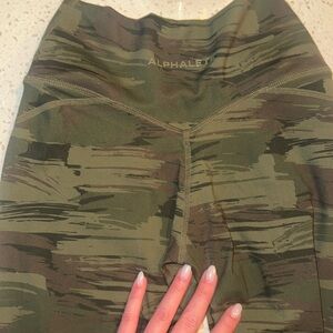 Alphalete surface camo leggings / XS /